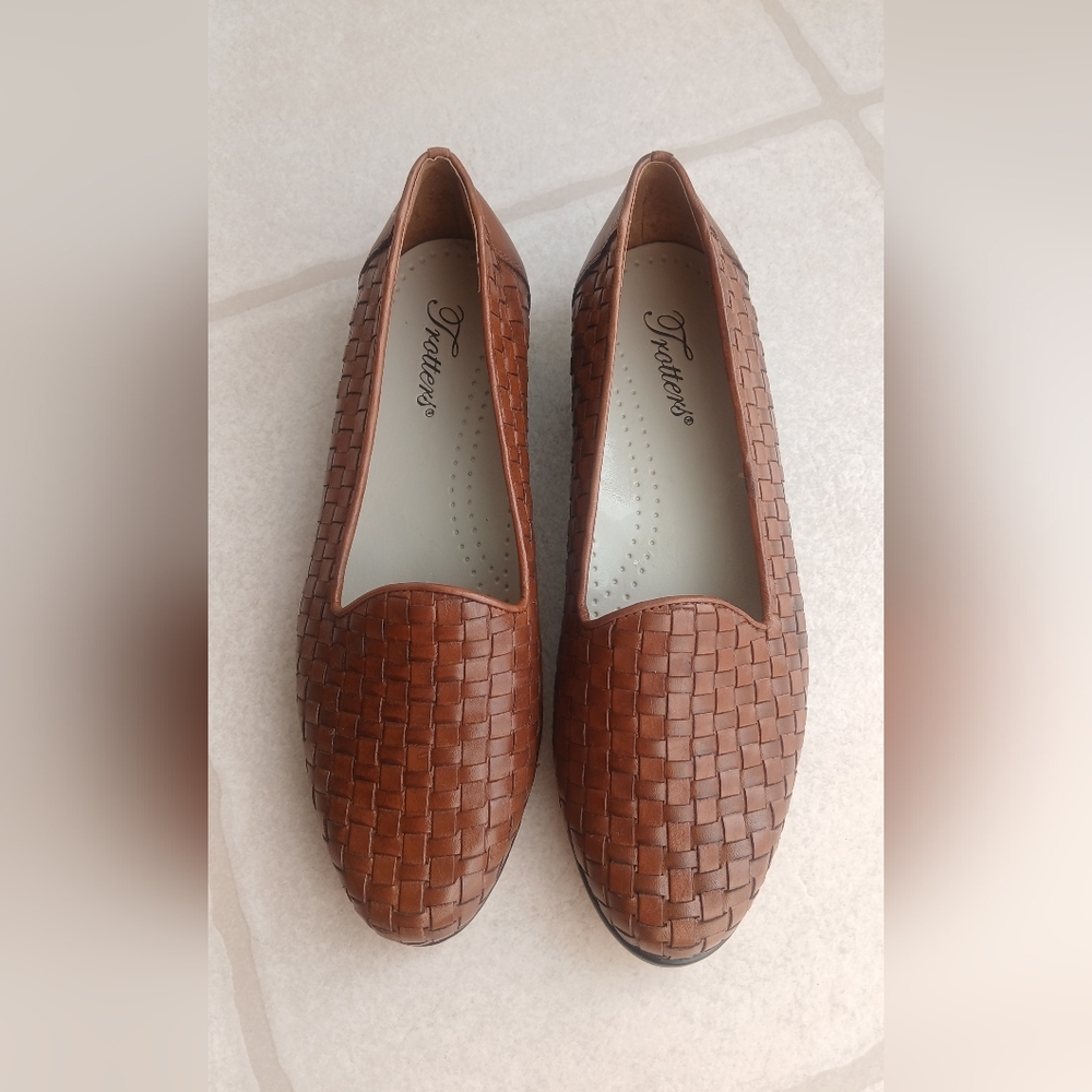 Trotters Women's Brown Loafers